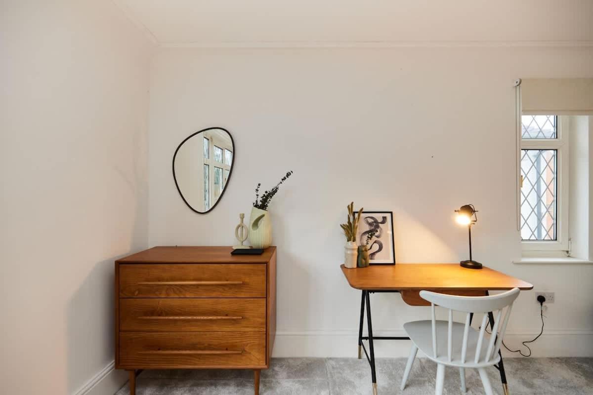 The Redbridge Sanctuary - Spacious 3bdr House With Garden London