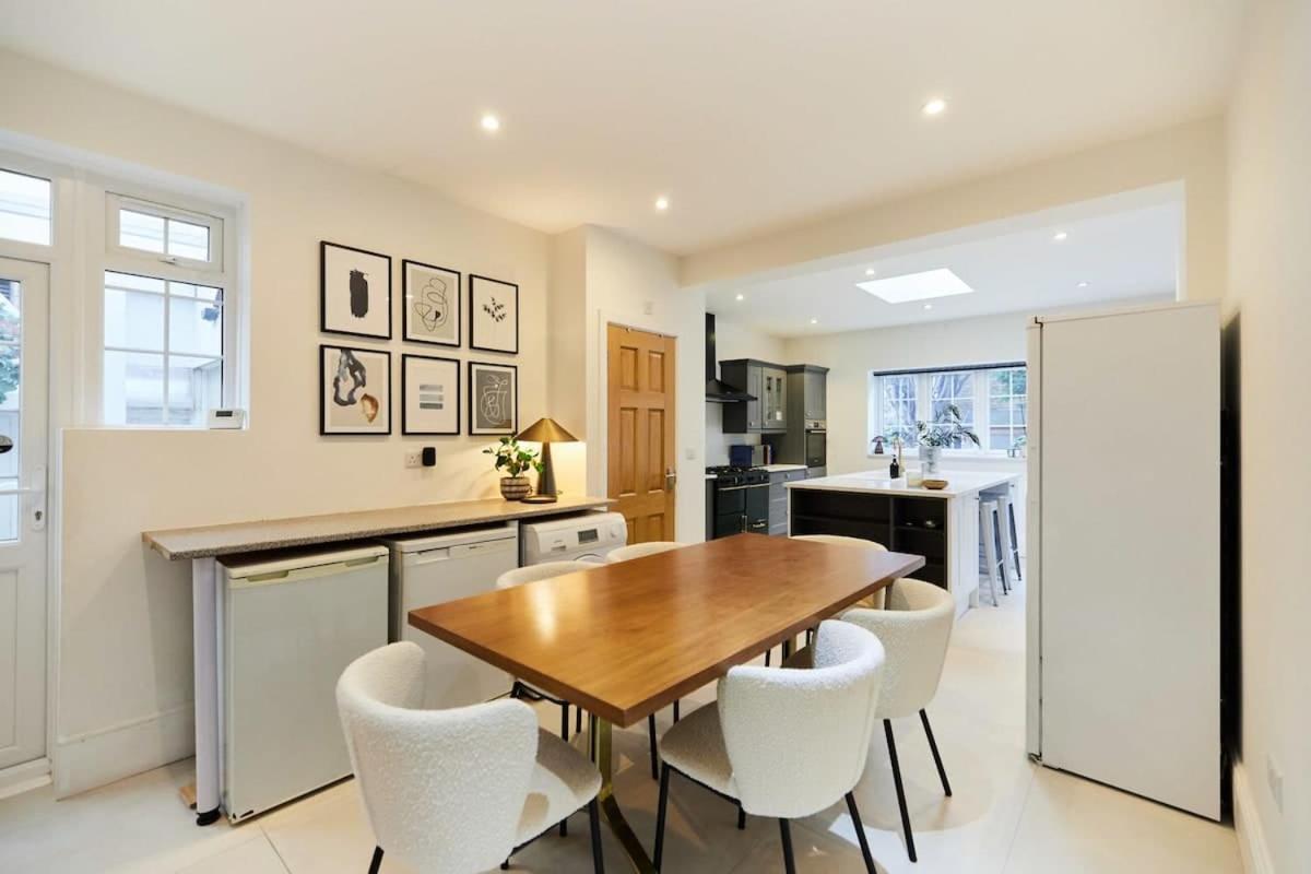 The Redbridge Sanctuary - Spacious 3bdr House With Garden Apartment London