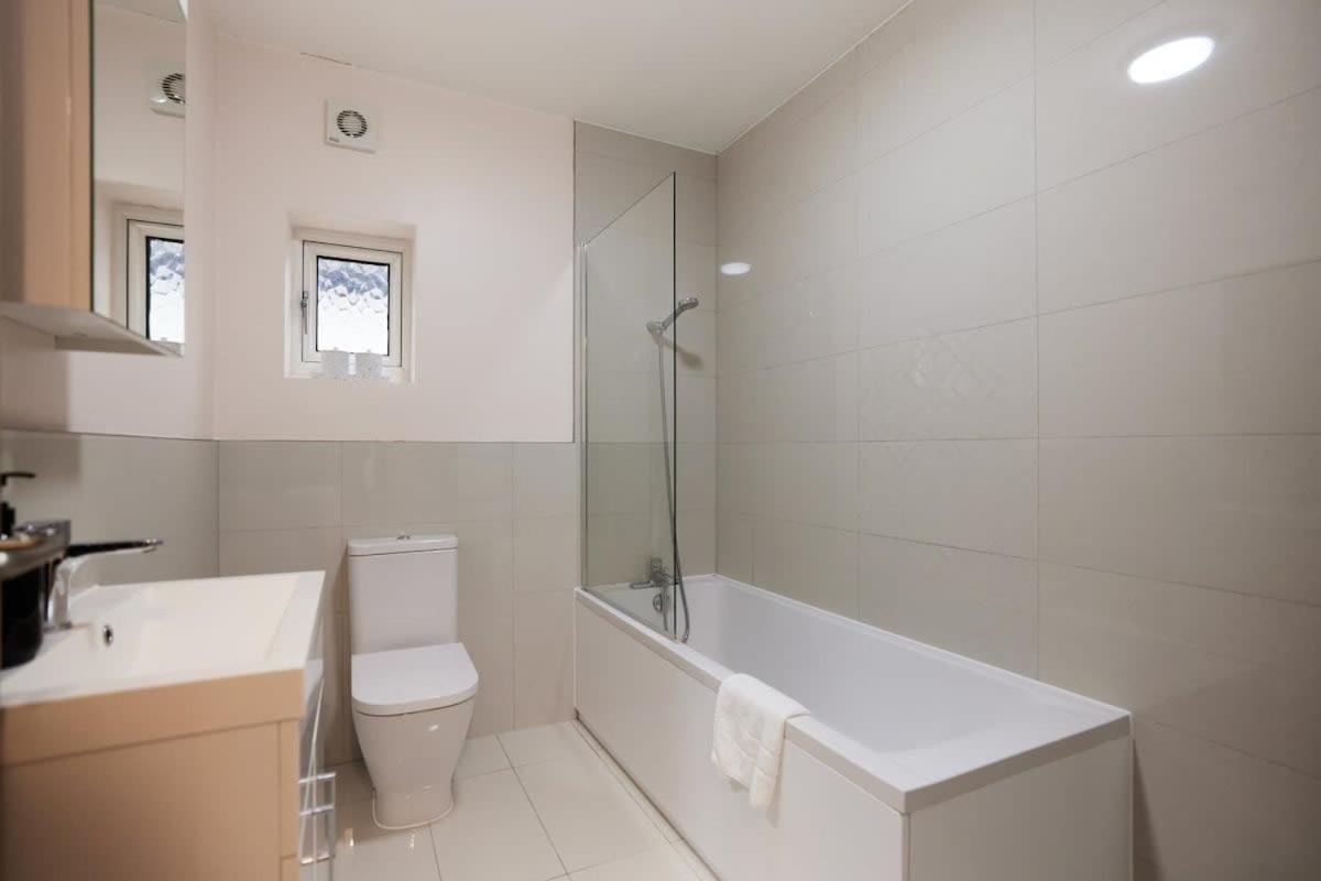 The Redbridge Sanctuary - Spacious 3bdr House With Garden * London
